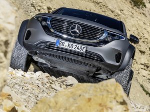 Elektrische Mercedes EQC 4x4² zoekt laadpalen in het wild