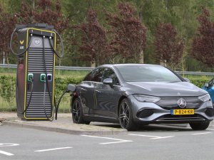 BMW rijdt Audi en Mercedes eruit op de EV-markt