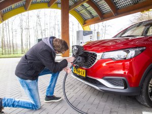 Help! Er zijn in Nederland geen laadpalen genoeg voor alle elektrische auto's