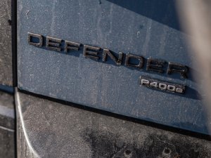 Test - Hoe kan het toch dat de op één na krachtigste Land Rover Defender ook de goedkoopste is?