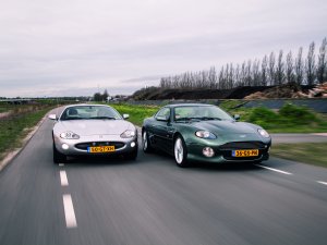 Aston Martin DB7 Vantage - Jaguar XKR: Poepchic voor weinig poen