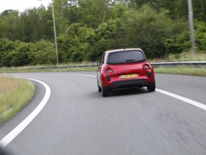 Terwijl de brandstofprijs door het dak gaat, rijd je spotgoedkoop in deze geliefde EV