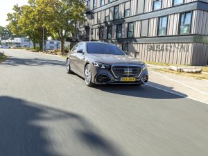 TEST: Deze 6 luxefuncties uit de nieuwe S-Klasse willen we ook in gewone auto’s