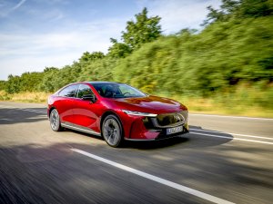 Nederland koopt meer auto's: feest bij Mazda en Volvo