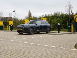 Mini Aceman Electric snelladen getest: zo lang sta je bij de laadpaal