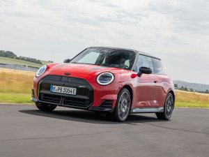TEST elektrische hot hatches: de Alpine A290, Cupra Raval en Mini Cooper SE sprinten als een 911