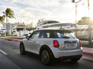 Waarom je jouw auto even niet naast een nieuwe elektrische Mini moet parkeren