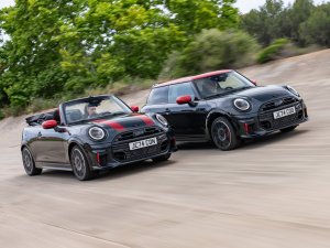 Met de nieuwe Mini John Cooper Works (2025) rijd je de elektrische versie uit je binnenspiegel