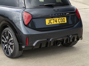 Met de nieuwe Mini John Cooper Works (2025) rijd je de elektrische versie uit je binnenspiegel