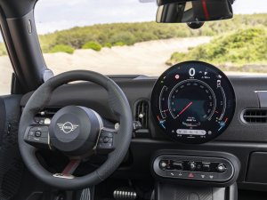 Met de nieuwe Mini John Cooper Works (2025) rijd je de elektrische versie uit je binnenspiegel