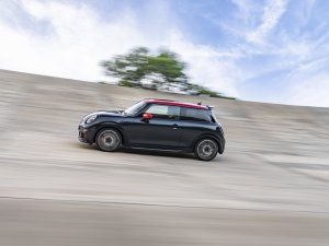 Met de nieuwe Mini John Cooper Works (2025) rijd je de elektrische versie uit je binnenspiegel