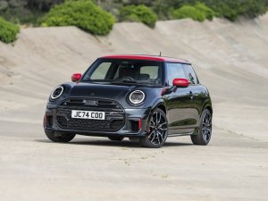 Met de nieuwe Mini John Cooper Works (2025) rijd je de elektrische versie uit je binnenspiegel