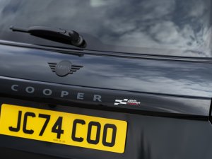 Met de nieuwe Mini John Cooper Works (2025) rijd je de elektrische versie uit je binnenspiegel