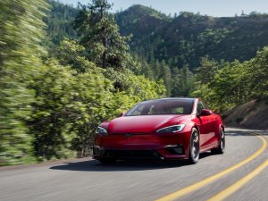 Dit 16 jaar oude model van Tesla krijgt weer een facelift