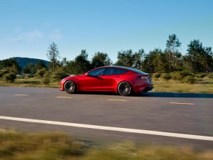 Dit 16 jaar oude model van Tesla krijgt weer een facelift