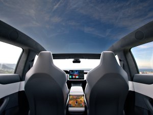 Dit 16 jaar oude model van Tesla krijgt weer een facelift