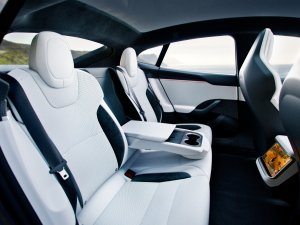 Dit 16 jaar oude model van Tesla krijgt weer een facelift