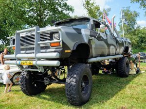 Op deze plek komen Amerikaanse auto's en hunebedden samen