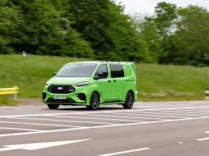 Snel, fel, functioneel – dit is de rallybus voor snelle werkers