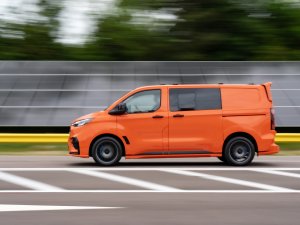 Snel, fel, functioneel – dit is de rallybus voor snelle werkers