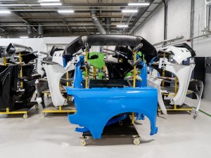 Snel, fel, functioneel – dit is de rallybus voor snelle werkers