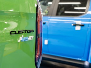 Snel, fel, functioneel – dit is de rallybus voor snelle werkers