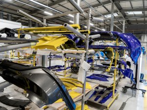 Snel, fel, functioneel – dit is de rallybus voor snelle werkers