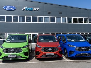 Snel, fel, functioneel – dit is de rallybus voor snelle werkers