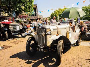 Een stad vol oude auto’s