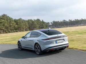 TEST: zoveel sneller sprint de Nio ET5 dan de BMW M340d Xdrive - hoelang houdt-ie het vol?