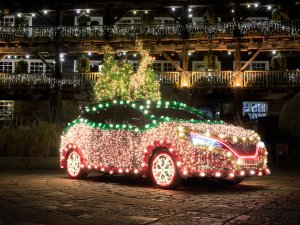 Nissan Leaf vermomd als kerstboom