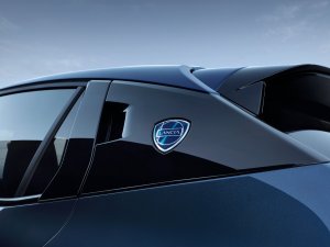 Lancia Ypsilon (2024) is het eerste koffietafeltje ooit waar een auto omheen zit