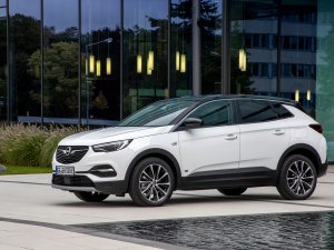 Opel onthult tweede stekkerhybridevariant van Grandland X
