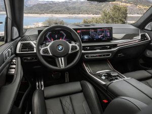 Herman Finkers zou de gefacelifte BMW X7 een 'lief kind' noemen