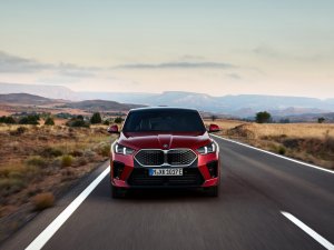 Nieuwe elektrische BMW iX2 mikt op Tesla Model Y maar heeft een groot probleem