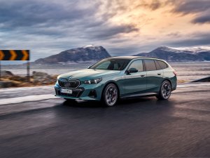 Waarom de BMW i5 plotseling 6240 euro goedkoper is geworden