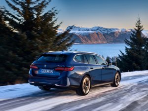 Nieuwe BMW 5-serie Touring en i5 Touring (2024): liefhebbers van benzine en typische BMW-achterklep moeten (even) huilen