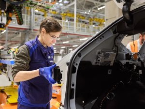 De vraag naar deze Europese EV is zo groot, dat de fabriek dag en nacht door draait