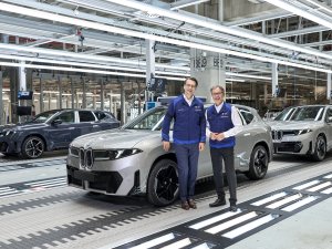 De vraag naar deze Europese EV is zo groot, dat de fabriek dag en nacht door draait