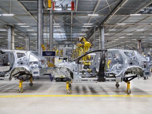 De vraag naar deze Europese EV is zo groot, dat de fabriek dag en nacht door draait
