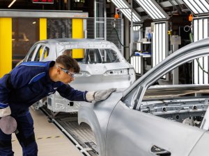 De vraag naar deze Europese EV is zo groot, dat de fabriek dag en nacht door draait