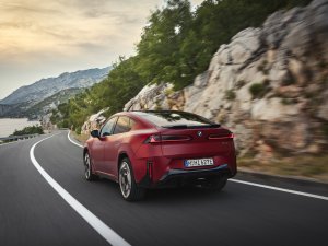 Wil je een BMW iX3 met meer bereik en pk's en minder ruimte? Dat is dat 9575 euro extra