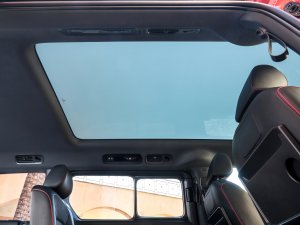 Eén op de vijf Nederlanders doet in de auto iets héél anders dan alleen rijden