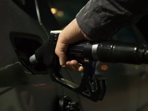 Torenhoge brandstofprijzen - Jullie gooien de tank niet meer vol en rijden minder