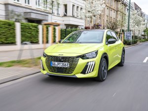 TEST: Renault 5 vs. Peugeot e-208: deze Fransman rijdt het fijnst.