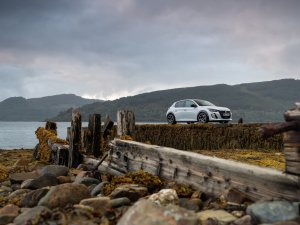 Review Peugeot E-208 GTi: is de duurste hot hatch van Stellantis ook de leukste thuis?