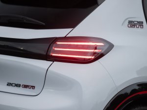 Review Peugeot E-208 GTi: is de duurste hot hatch van Stellantis ook de leukste thuis?