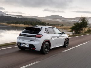 Review Peugeot E-208 GTi: is de duurste hot hatch van Stellantis ook de leukste thuis?
