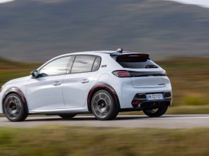 Review Peugeot E-208 GTi: is de duurste hot hatch van Stellantis ook de leukste thuis?