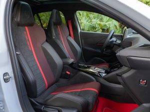 Review Peugeot E-208 GTi: is de duurste hot hatch van Stellantis ook de leukste thuis?